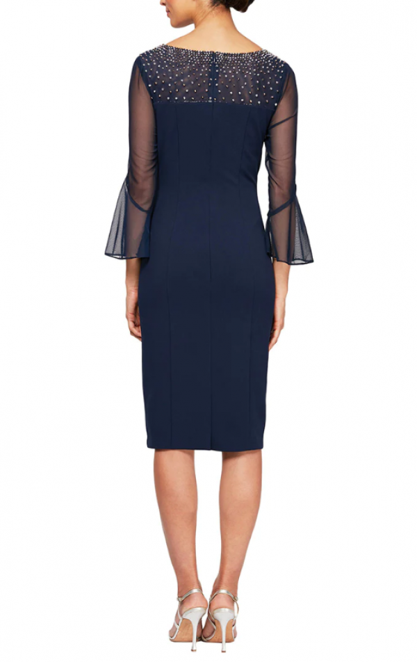 Sheath dress dengan aksen struktur